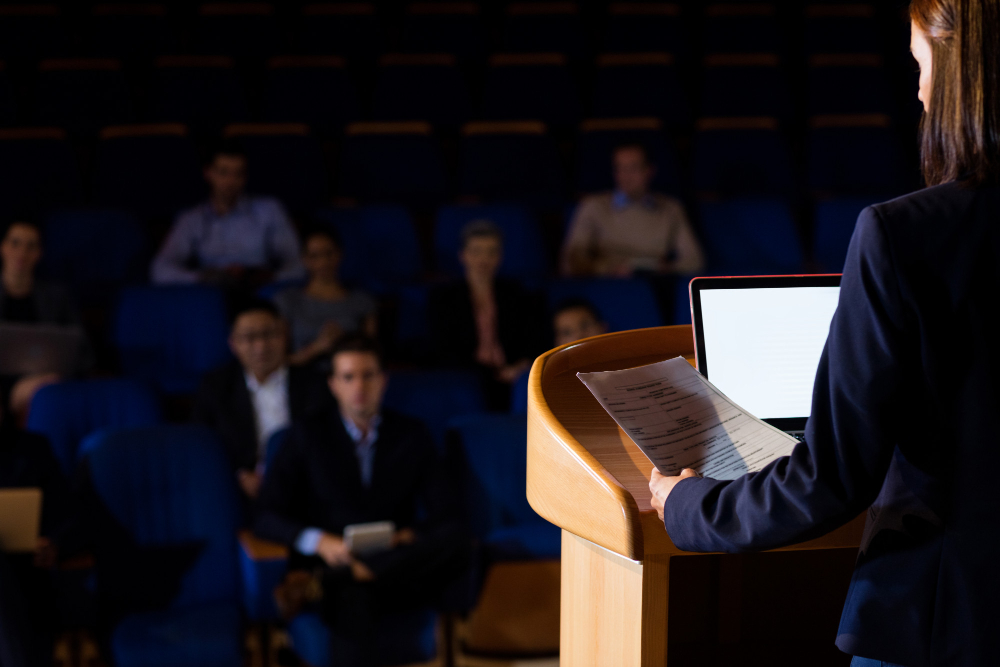 <a href="https://www.magnific.com/ru/free-photo/rear-view-female-business-executive-giving-speech_8236849.htm#fromView=search&page=1&position=38&uuid=1d85068e-0d04-430f-b374-5abda66ce390&query=%D0%BC%D0%B5%D0%B6%D0%B4%D1%83%D0%BD%D0%B0%D1%80%D0%BE%D0%B4%D0%BD%D1%8B%D0%B9+%D1%84%D0%BE%D1%80%D1%83%D0%BC">Изображение от wavebreakmedia_micro на Magnific</a> Форум