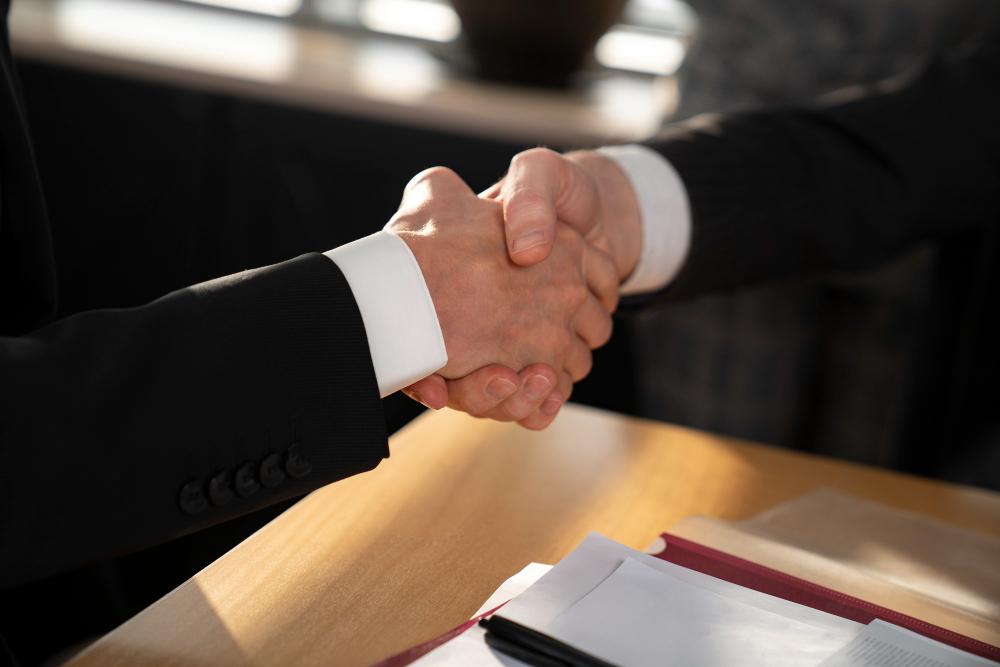 <a href="https://www.magnific.com/ru/free-photo/close-up-business-people-shaking-hands_22897032.htm#fromView=search&page=2&position=6&uuid=2fff56df-f311-4598-a35e-ae5643b7f44d&query=%D1%83%D0%BA%D1%80%D0%B5%D0%BF%D0%BB%D0%B5%D0%BD%D0%B8%D0%B5+%D0%BF%D0%BE%D0%BB%D0%B8%D1%82%D0%B8%D1%87%D0%B5%D1%81%D0%BA%D0%BE%D0%B3%D0%BE+%D0%BF%D0%B0%D1%80%D1%82%D0%BD%D0%B5%D1%80%D1%81%D1%82%D0%B2%D0%B0">Изображение от freepik</a> сотр во